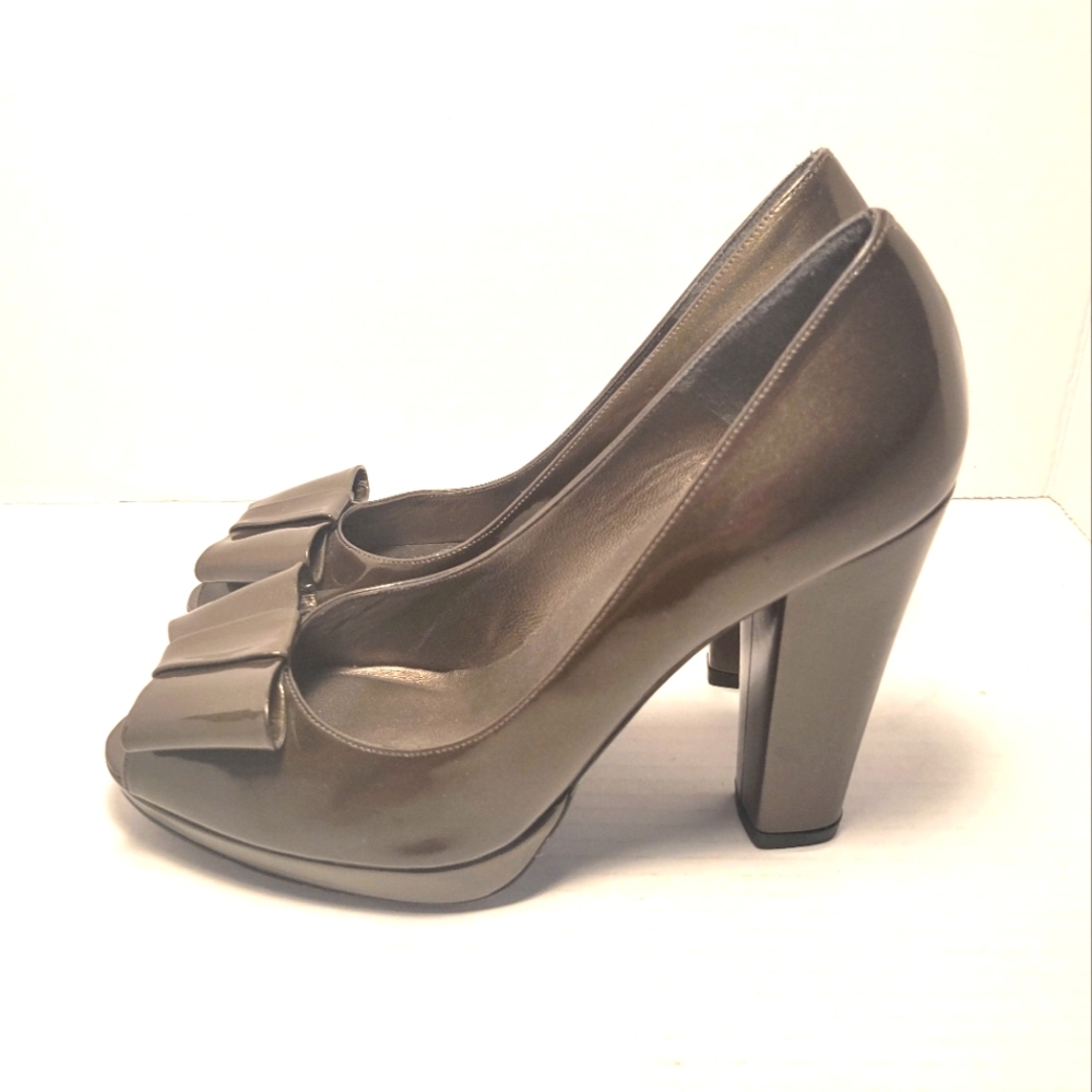 NWOT STUART WEITZMAN Bronze Patent Leather Bow Peep Toe Heels